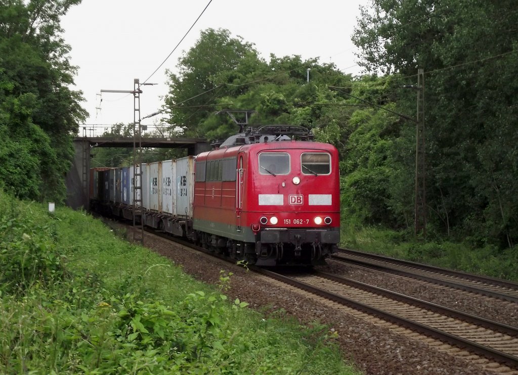151 062-7 ist am 9. Juli 2011 mit einem Containerzug bei Ahlten Richtung Lehrte unterwegs.