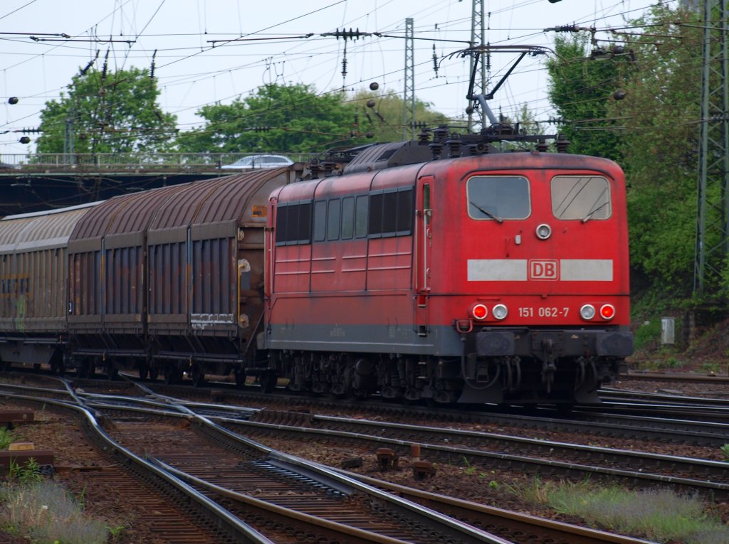 151 062-7 gibt 186 220 bis zum Gemmenicher Tunnel auf der Montzenlinie Schubhilfe. Hier bei der anfahrt zur Rampe am 10.05.2010 in Aachen West.