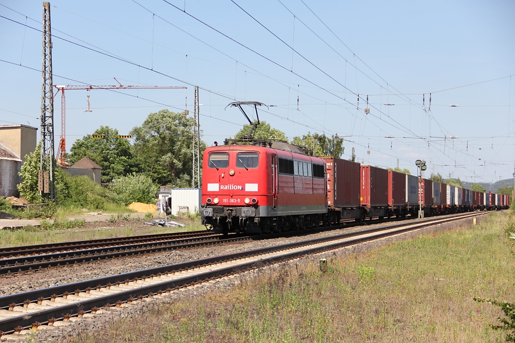 151 063-5 mit Containerzug in Fahrtrichtung Sden. Aufgenommen am 30.05.2011 in Eichenberg.