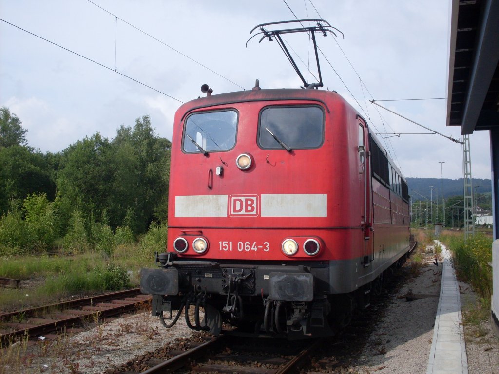 151 064-3 wartet am 26. Juni 2010 in Pressig-Rothenkirchen auf weitere Schublokeinstze ber die Frankenwaldrampe.