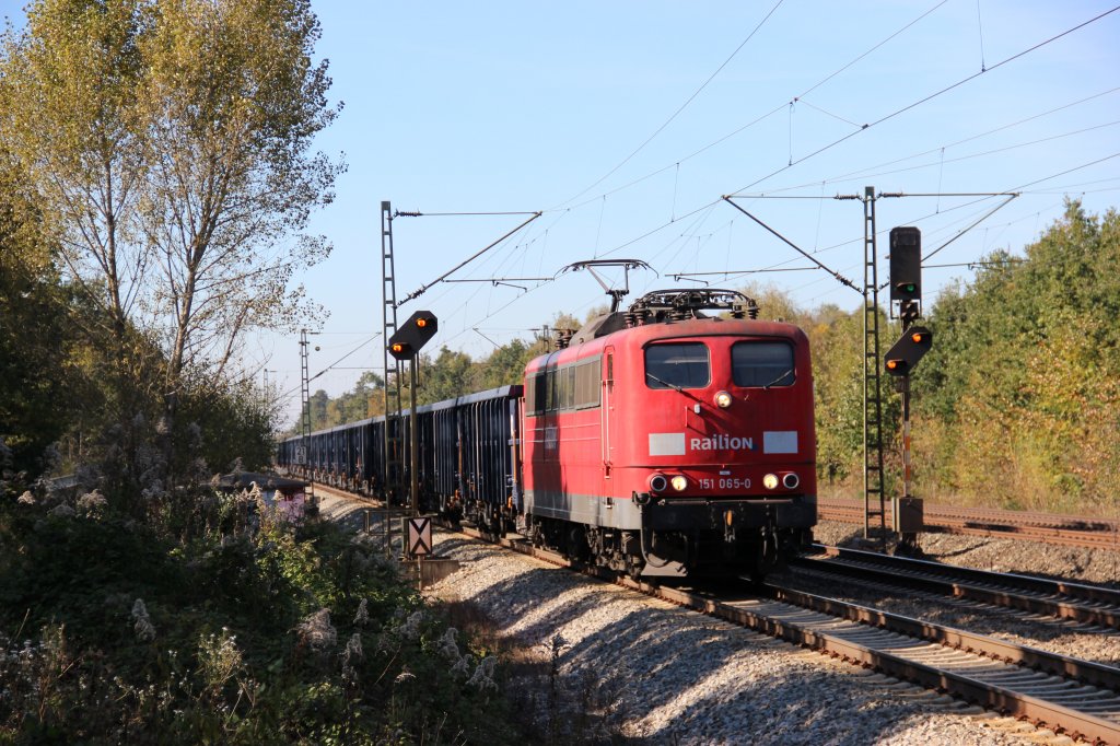 151 065 mit einem Stahlzug aufgenommen kurz vor Vaterstetten bei M�nchen am 16.10.11