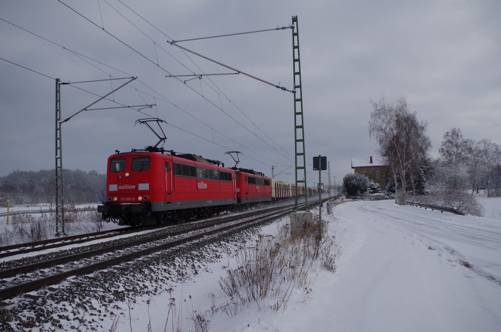 151 065 und eine Schwestermaschine mit gemischten Gterzug am 09.02.2013 bei Nagel auf der Frankenwaldbahn. 