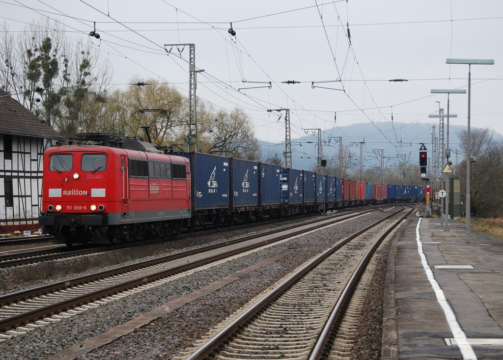 151 066-8 mit Containern am 04.04.2012 in Kreiensen