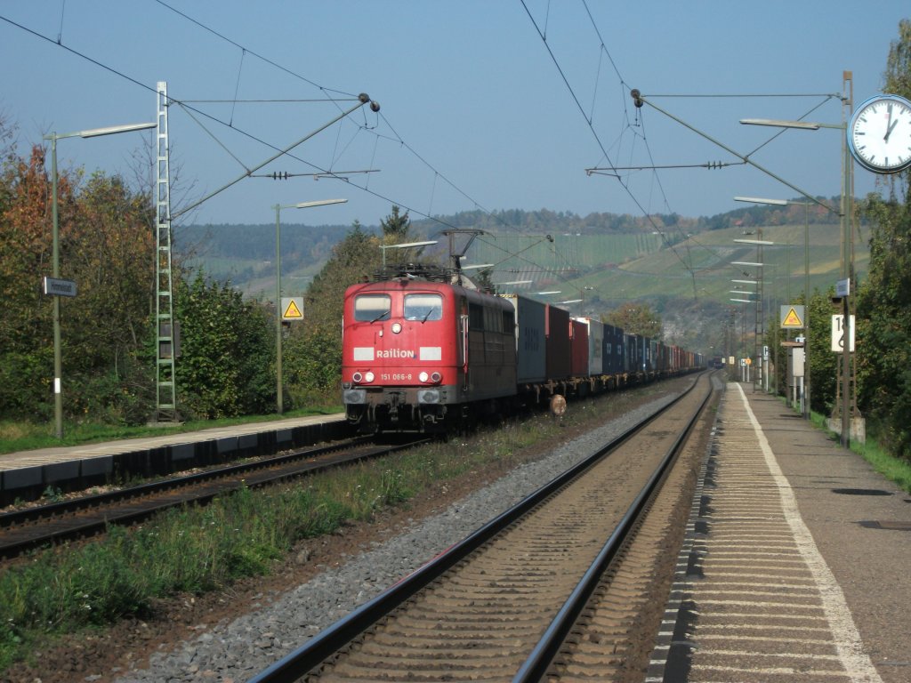 151 066-8 mit Containerzug am 13.10.10, Richtung Wrzburg, durch Himmelstadt.