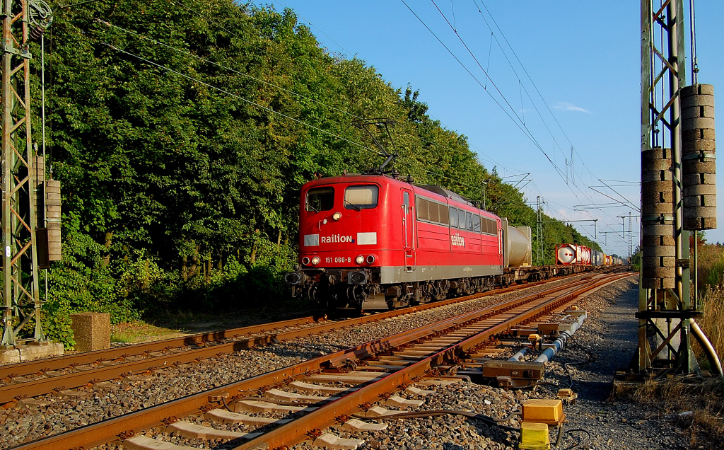 151 066-8 mit einem Containerzug aus Kln kommend in Worringen. Vorne rechts zweigt die Strecke nach Chorweiler ab. 14.8.2010