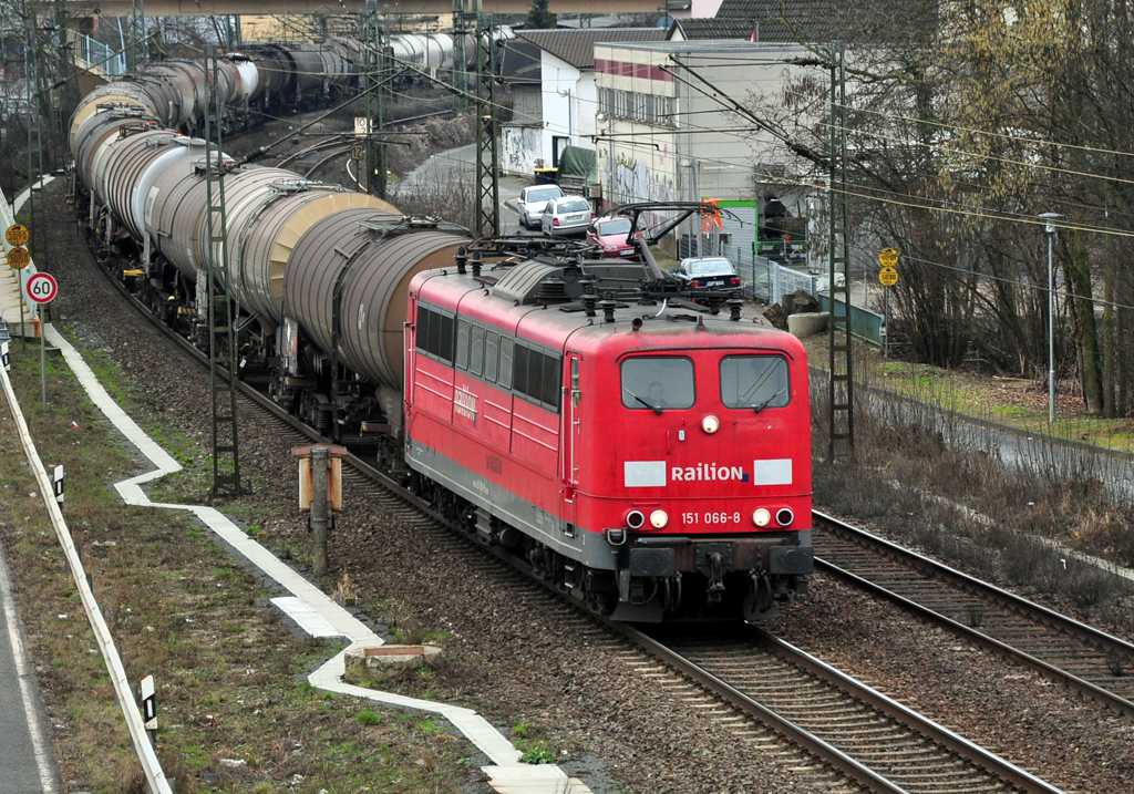 151 066-8 Tankzug durch Bad Honnef - 07.03.2012