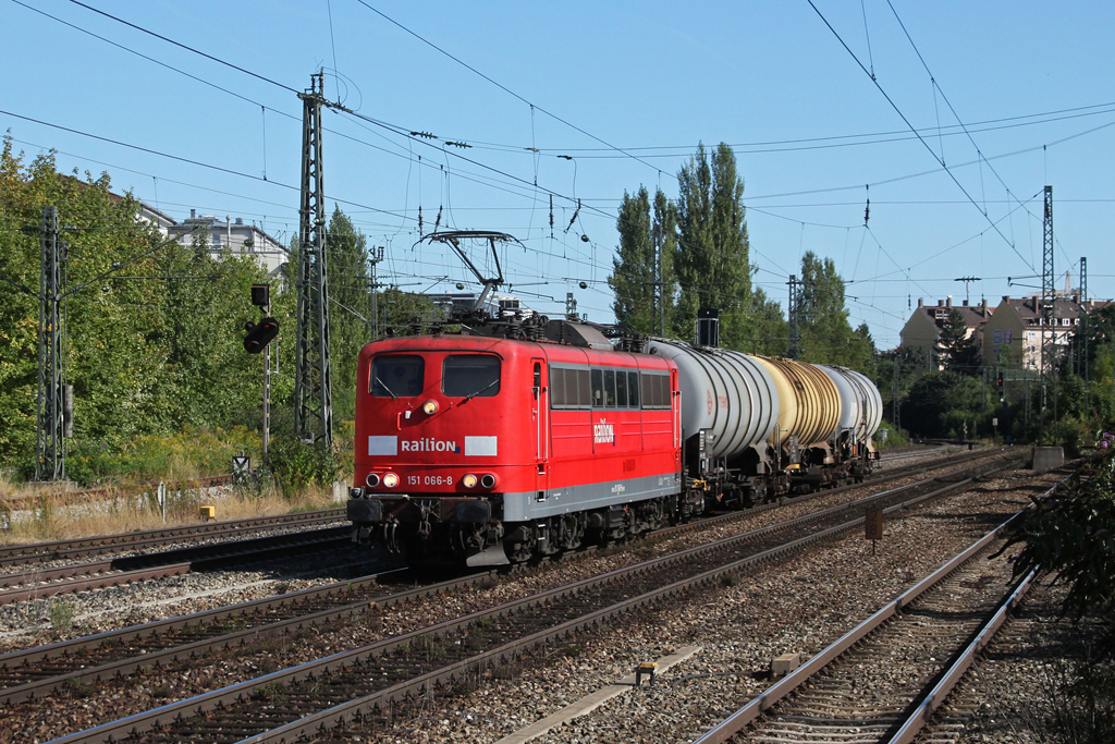 151 066 mit einem Kesselwagenzug am 06.09.2011 am Heimeranplatz in M�nchen.