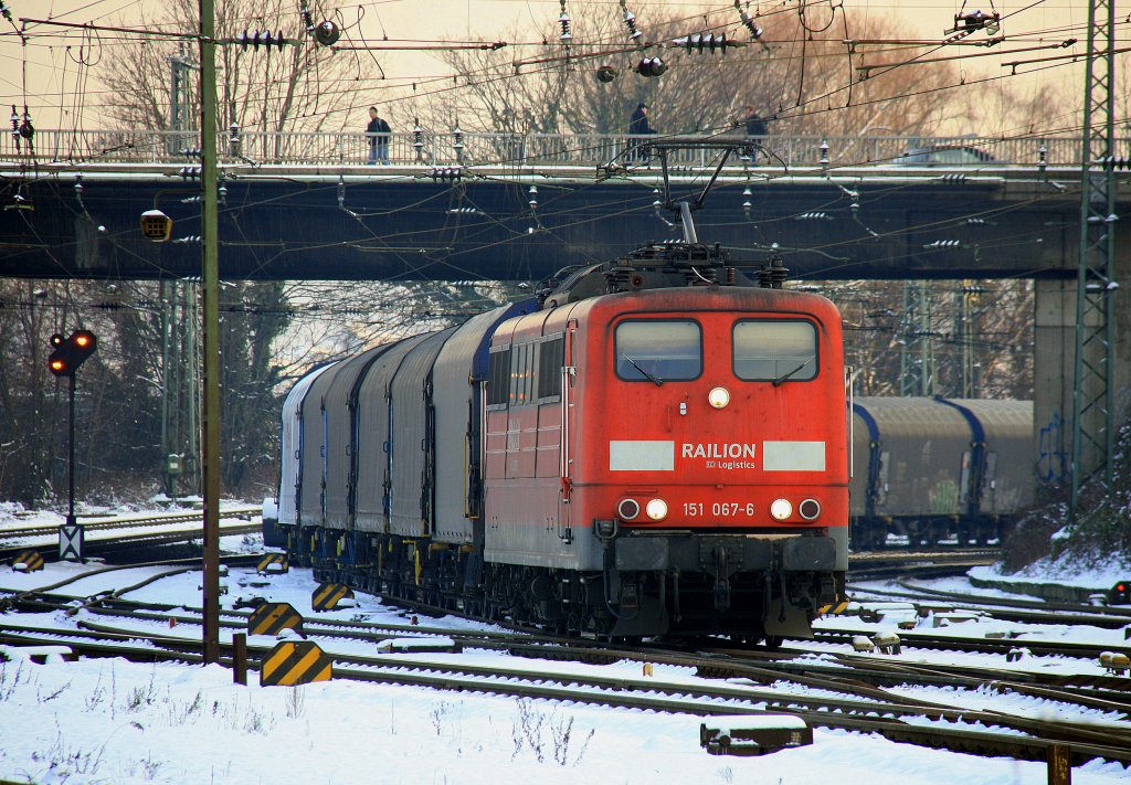151 067-6 von Railion kommt bei Schnee mit einem Coilzug aus Richtung Kln und fhrt Aachen-West ein am 31.1.2012.