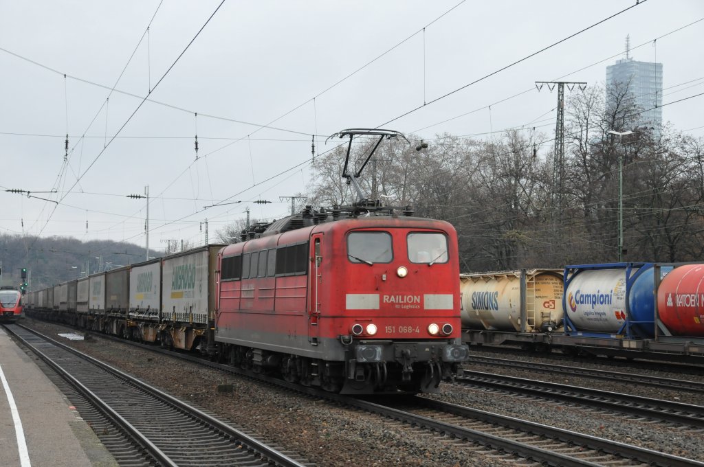 151 068-4 zieht am 11/12/2010 den Ambrogio-Zug durch Kln-West.