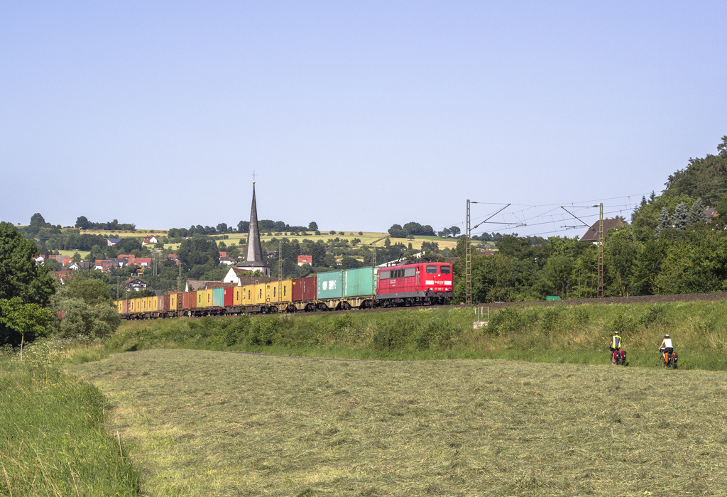 151 069-2 fhrt mit einem Containerzug durch das Maintal, hier bei Wernfeld (07.07.2013)