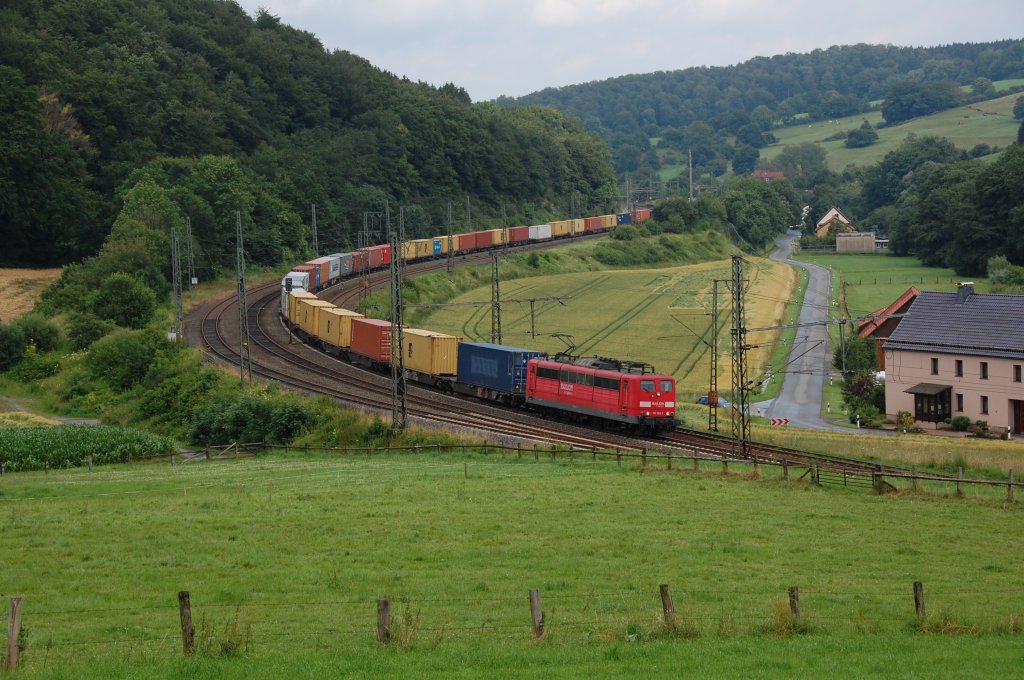 151 069-2 zog am 17.07.2012 einen bunt gemischten Containerzug durch den Bbf Himmighausen gen Sden.