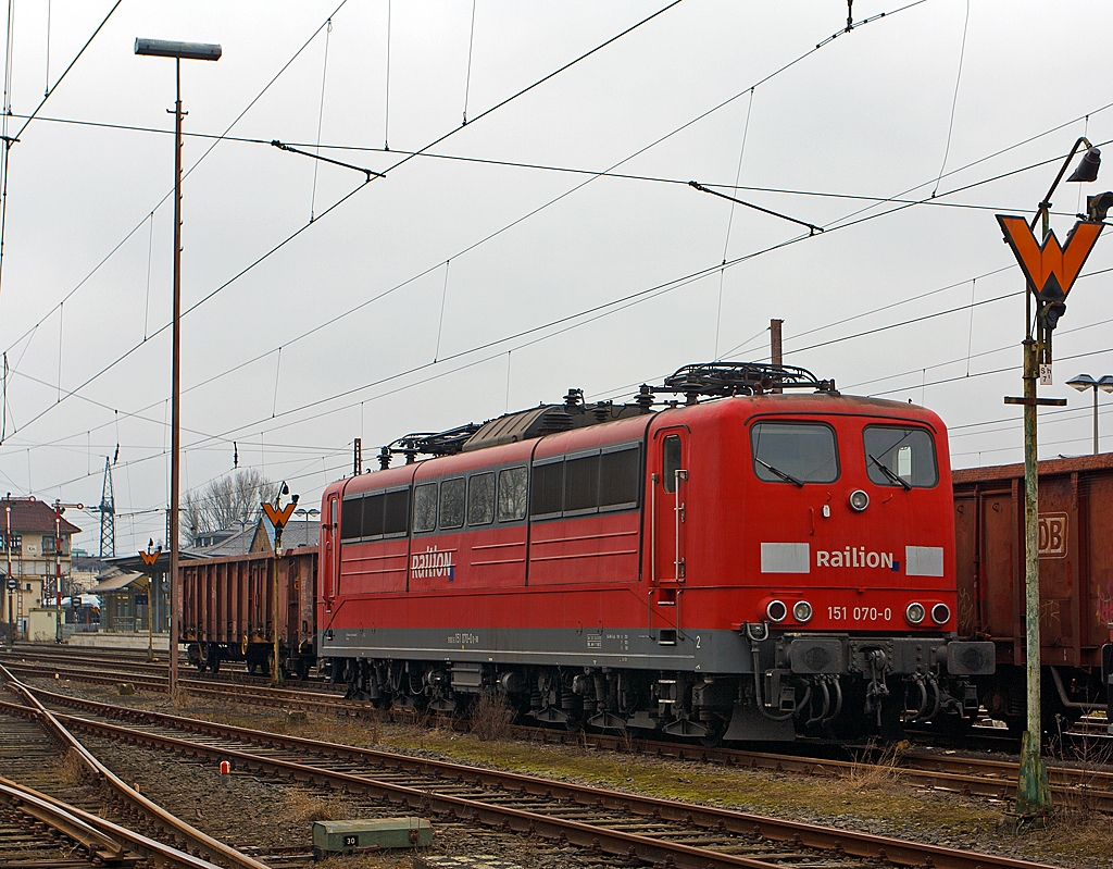 151 070-0 der DB Schenker Rail abgestellt am 03.03.2013 in Kreuztal.

Die Lok wurde 1974 bei Henschel unter der Fabriknummer 31813 gebaut.

Technische Daten:
Achsfolge:  Co’ Co’ 
Lnge ber Puffer: 19.490 mm
Dienstgewicht: 118 t
Achslast: 19,7 t
Dauerleistung: 5.982 kW (8.133 PS)
Anfahrzugkraft: 395 kN
Hchstgeschwindigkeit: 120 km/h
3000 t Zge kann sie bei 3 ‰ Steigung noch mit einer Dauergeschwindigkeit 75 km/h ziehen, bei 2000 t Zgen sind es 100 km/h.