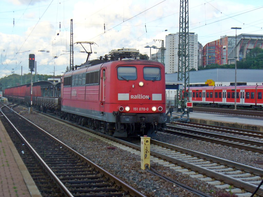 151 070-0 fhrt am 22.06.2011 mit einem gemischten Gterzug durch Kaiserslautern Hbf