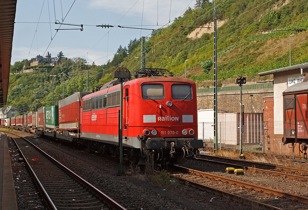 151 070-0 mit Kombiverkehr-Zug ist am 21.08.2011 im Bahnhof Linz/Rhein  abgestellt.
