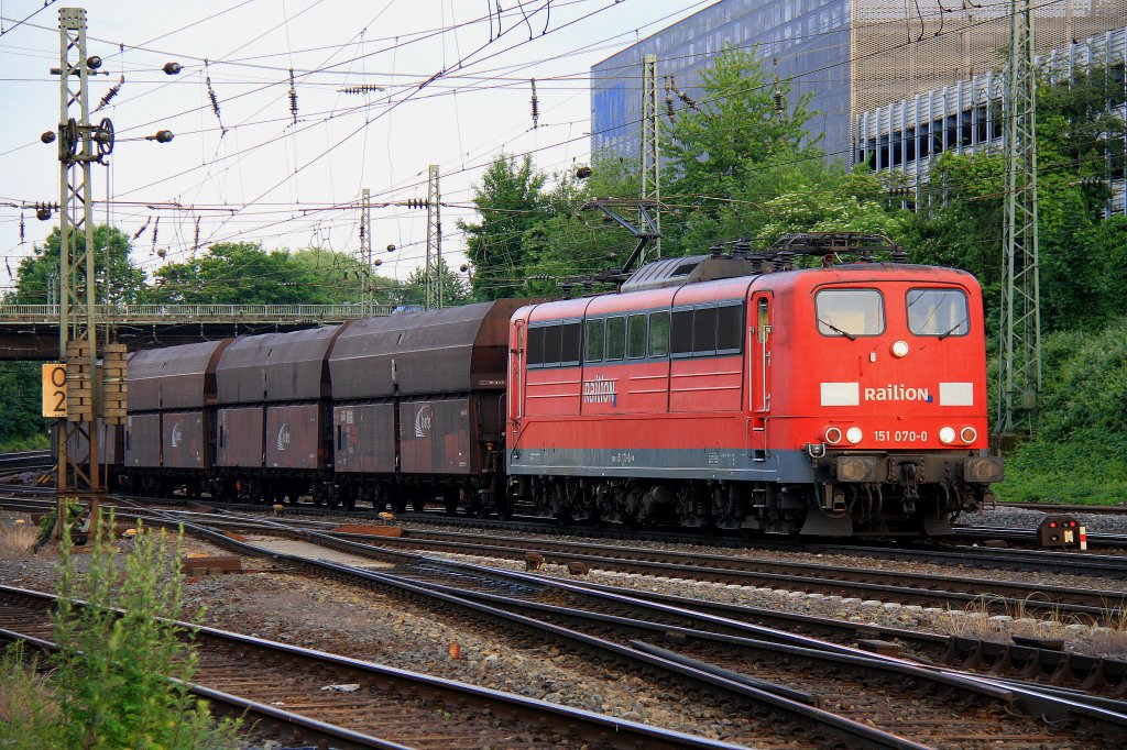 151 070-0 von Railion kommt aus Richtung K�ln mit einem Kohlenleerzug aus Dillingen(an der Saar) und f�hrt nach Antwerpen-Zandvliet(B) und f�hrt in Aachen-West ein bei der Abendsonne am 5.6.2012.