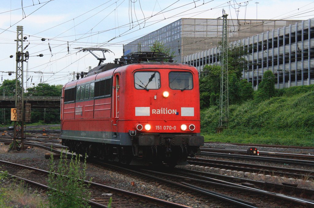 151 070-0 von Railion rangiert in Aachen-Wet in der Abendstimmung am 5.6.2012.