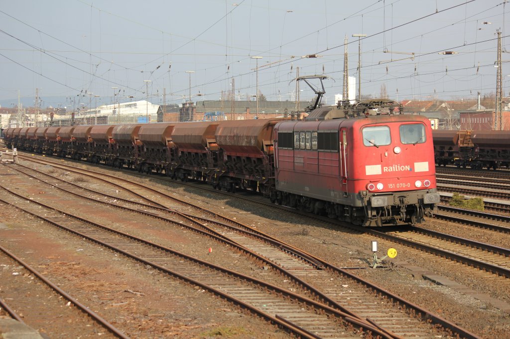 151 070 mit Sch�ttgutwagen Richtung Hamm am Nachmittag des 22/03/2012