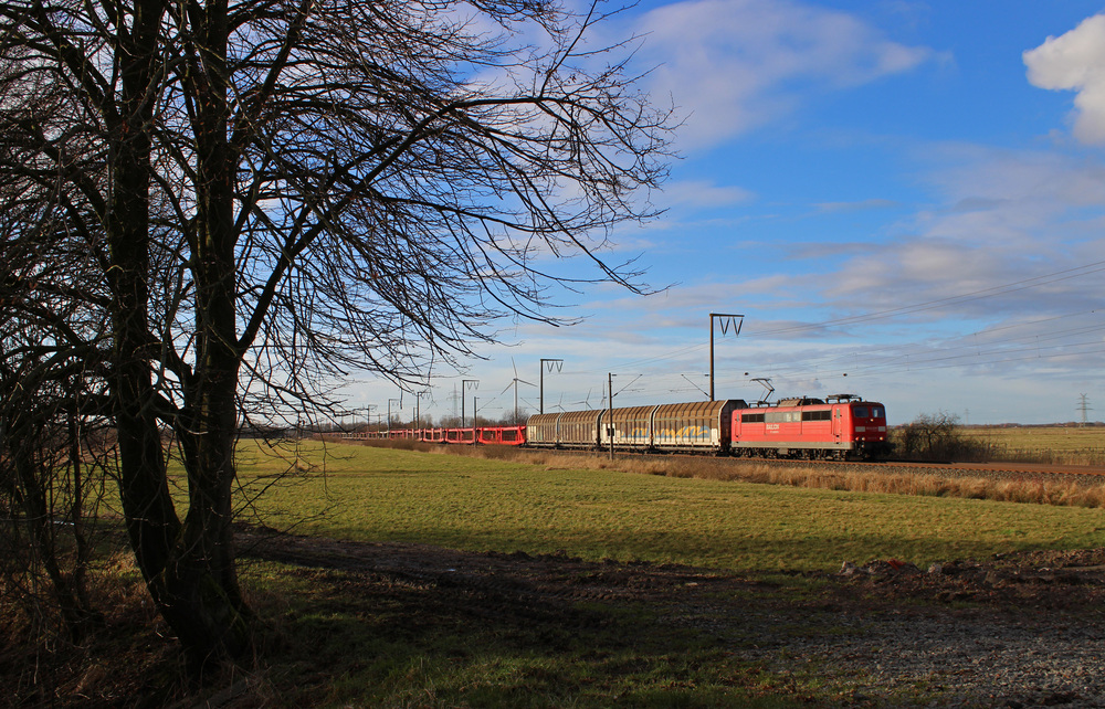 151 071-8 fuhr am 07.02.2013 mit einem Autozug von Emden nach Osnabrck, hier bei Petkum.