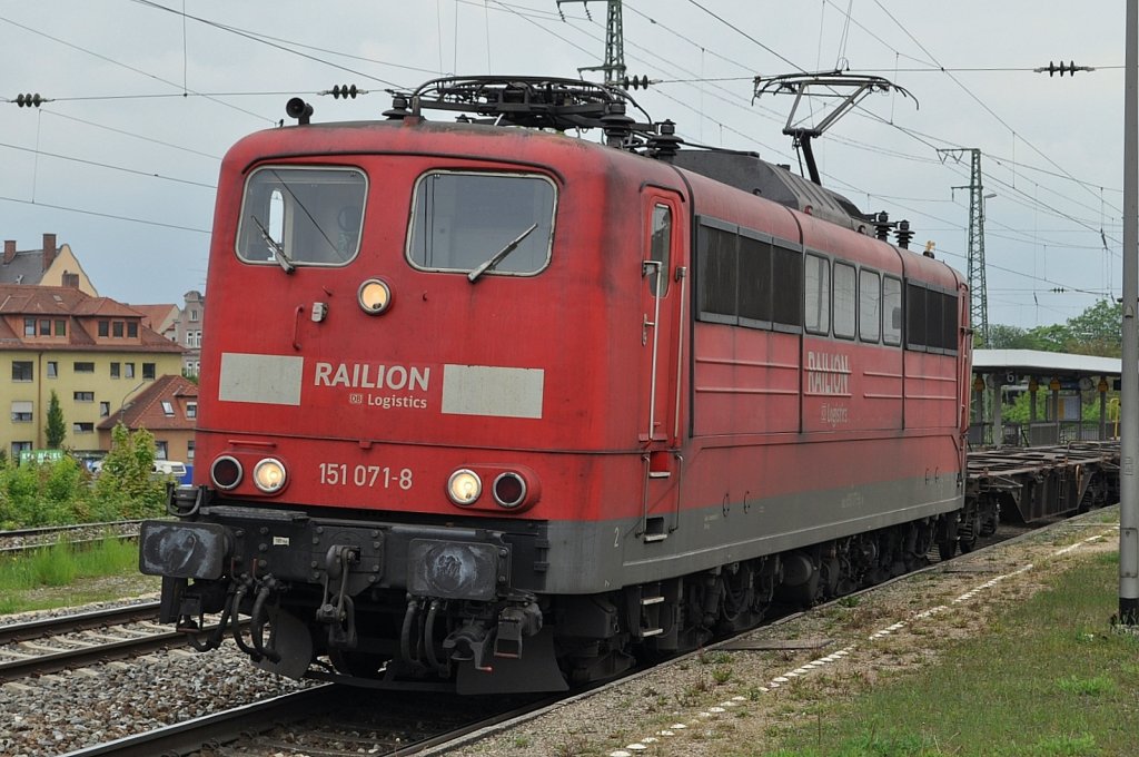 151 071 fhrt durch den Bahnhof Augsburg-Oberhausen am 19.05.2010 