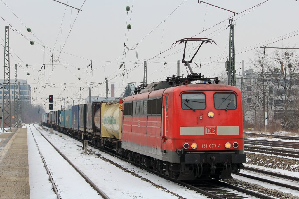 151 073-4 mit einem KLV bei der Durchfahrt am Heimeranplatz. Aufgenommen am 27. Mrz 2013.