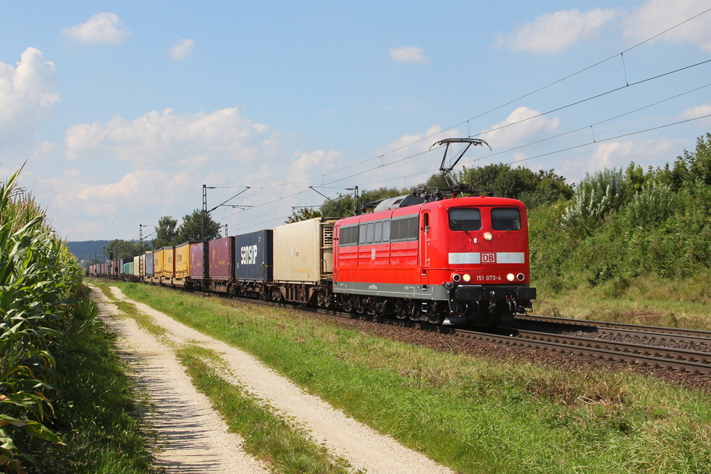 151 073 mit einem Containerzug am 18.08.2011 bei P�lling.