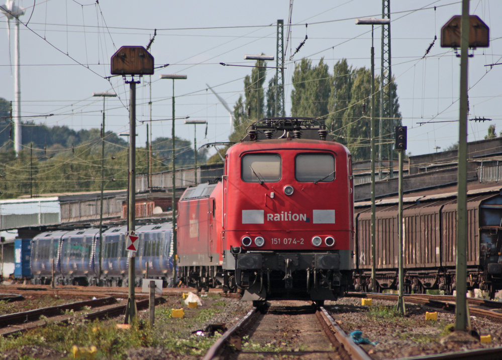 151 074-2 steht abgerstet abgestellt in Aachen-West, vom Parkplatz der DB Auenstelle Aachen-West, welcher sich auf ffentlichem Gelnde befindet aus fotografiert!, 11.9.10