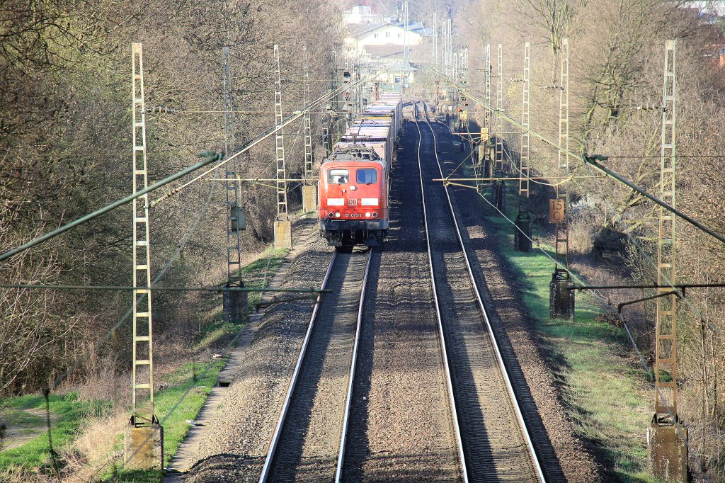 151 075-9 DB kommt als Umleiter mit einem Containerzug aus Richtung Herzogenrath nach Aachen-West und fhrt die Kohlscheider-Rampe  hoch bei schnstem Frhlingswetter am 26.3.2012.