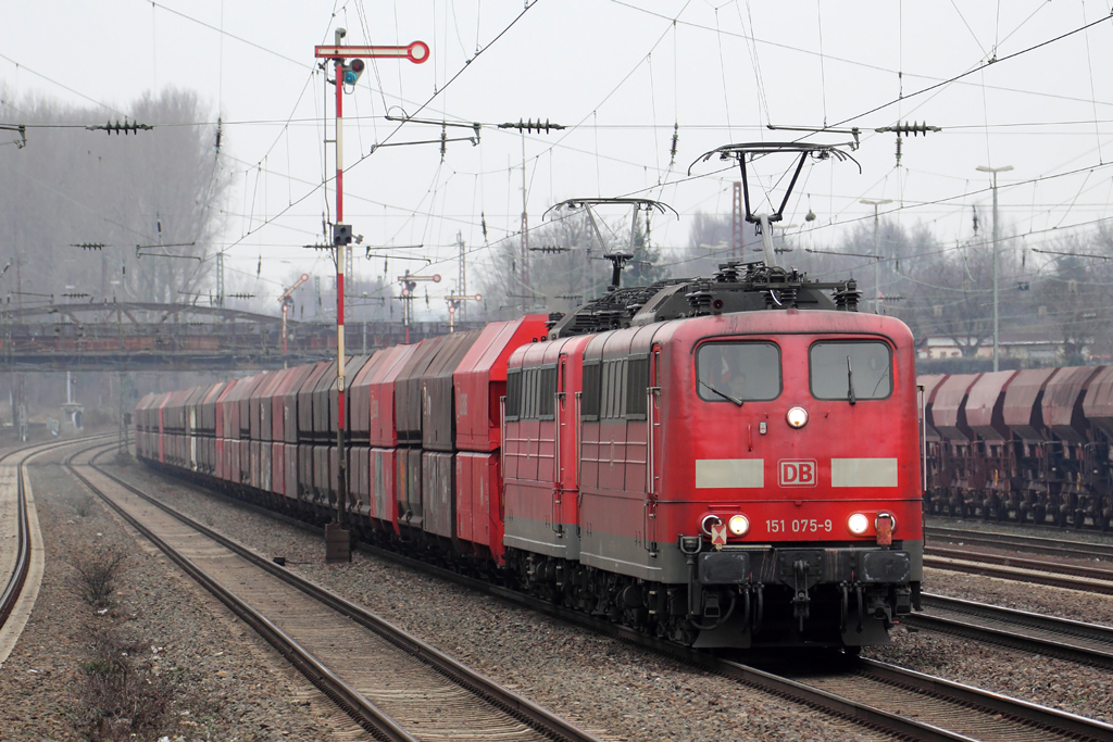 151 075-9 mit 151 102-1 in Dsseldorf-Rath 27.2.2013