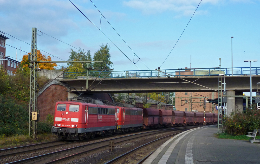 151 076-7 fuhr am 27.10.2012 mit einer weiteren 151 und einem Erzzug durch Hamburg-Harburg.