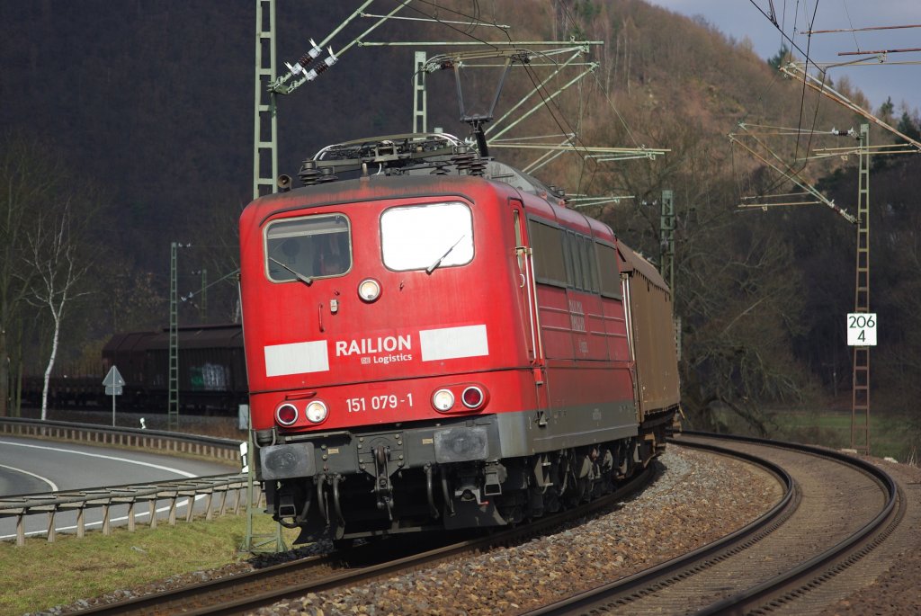151 079-1 legt sich mit ihrem Gz bei Albungen in Fahrtrichtung Sden in die Kurve. Aufgenommen am 16.03.2010.