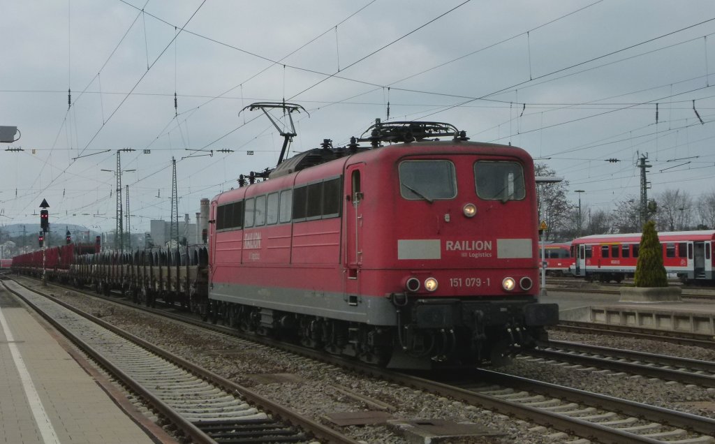 151 079-1 zieht einen Stahlzug an 19.03.2012 durch Kaiserslautern