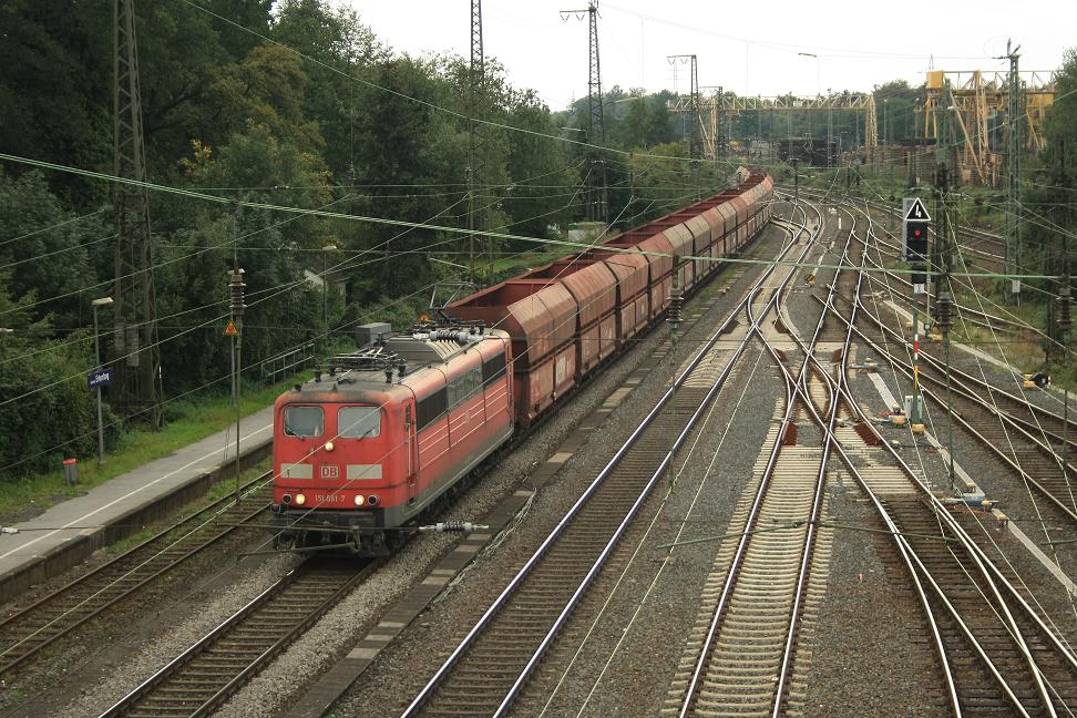151 081 fhrt am 21. September 2011 mit einem leeren Falns-Zug durch Duisburg Entenfang Richtung Oberhausen West.