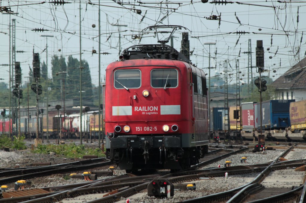 151 082-5 rangiert am 05.05.2011 in Aachen West.