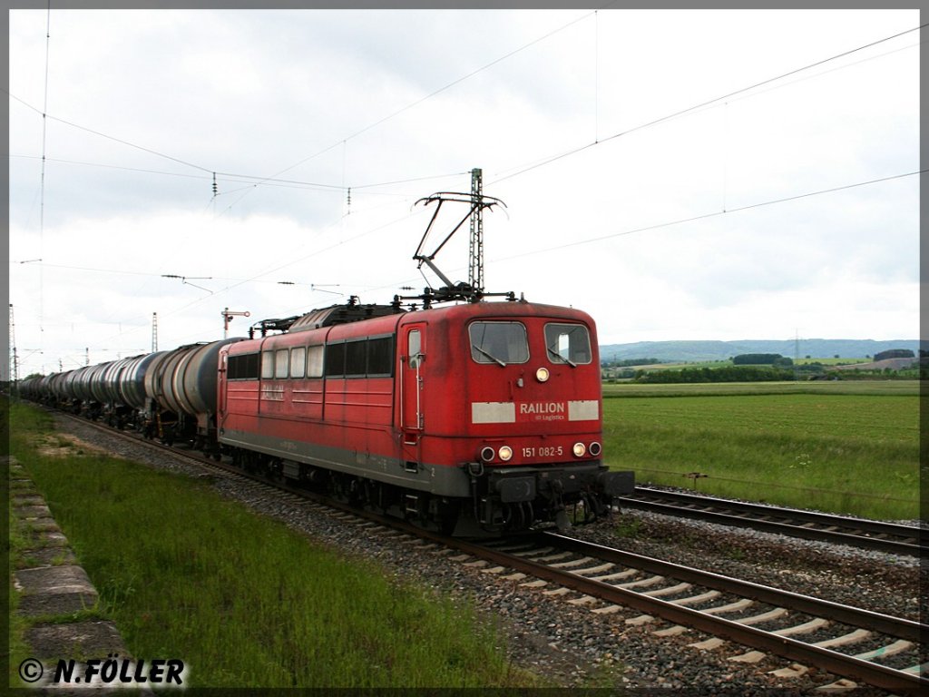 151 082 auf der Fahrt Richtung Nrnberg mit einem Kesselzug am 30.05.2013 in Eggolsheim
