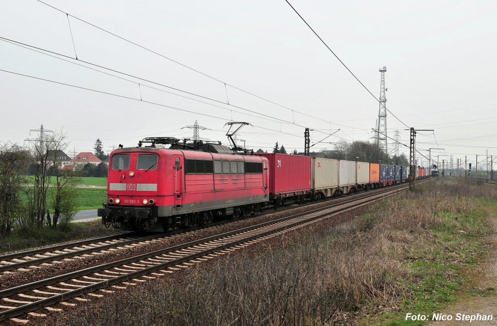 151 083-3 mit einem Containerzug gen Misburg (Ahlten 08.04.10)