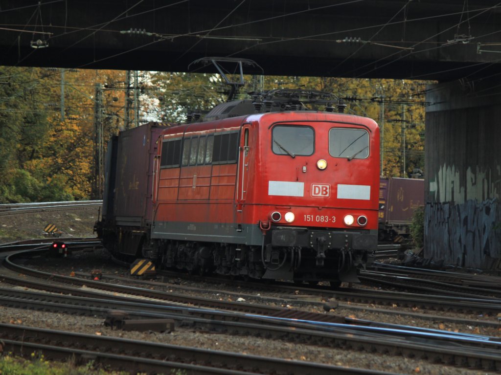 151 083-3 zieht am 05.11.2011 einen G�terzug von K�ln kommend unter der Br�cke Turmstrasse nach Aachen West.
