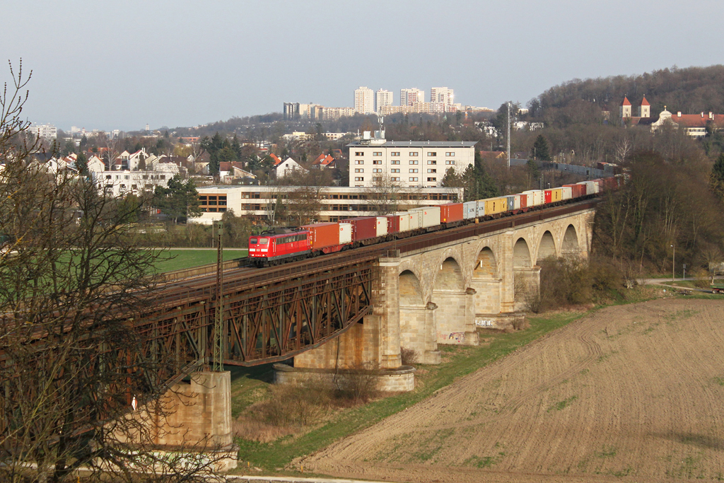 151 083 mit einem Containerzug am 27.03.2012 bei Regensburg Prfening.