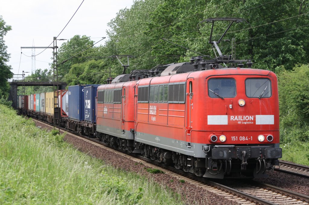 151 084 + 151 065 mit einem Containerzug in Ahlten am 08.06.2010.