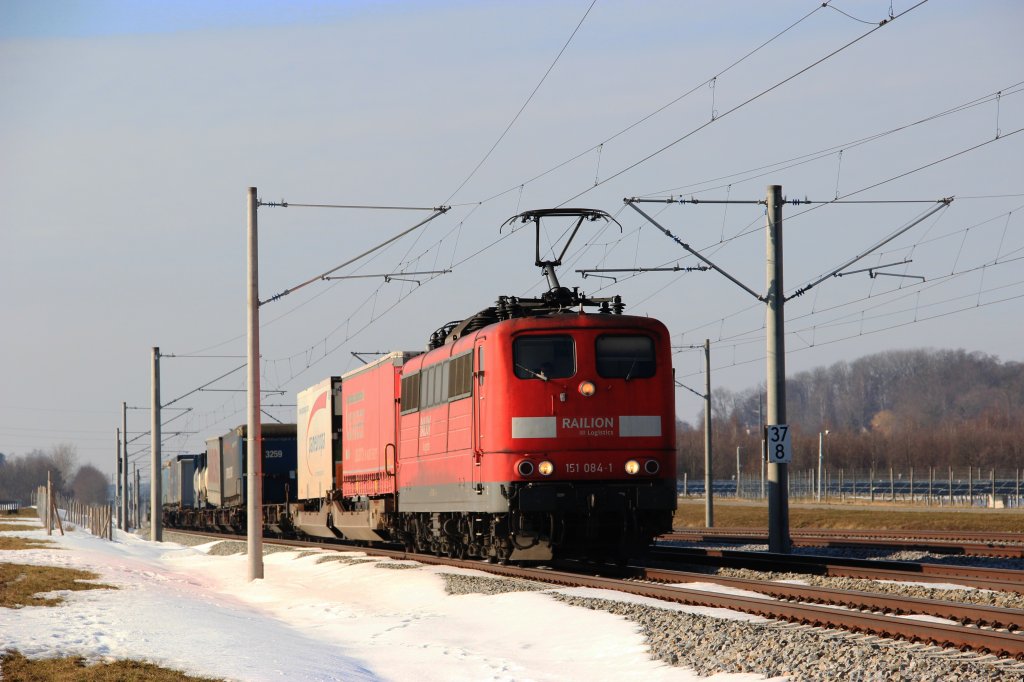151 084-1 zieht am 21.02.12 einen gemischten KLV nach Mnchen. Aufgenommen bei Hrbach.
