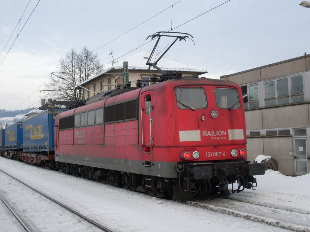 151 084-7 schiebt am 16. Februar 2010 den LKW Walter aus dem Bahnhof Pressig-Rothenkirchen heraus.