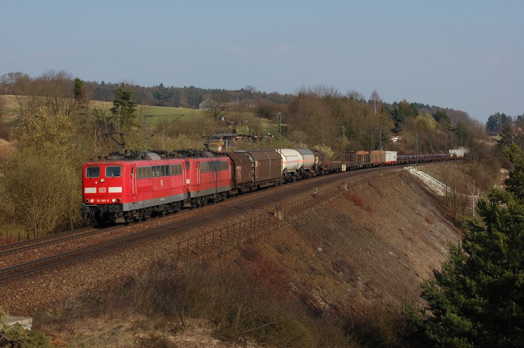 151 085 + 020 am 29.03.2011 mit G�terzug bei Laaber