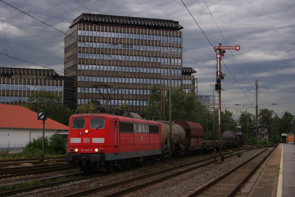 151 085-8 mit einem gemischten Gterzug in Dsseldorf-Rath am 26.08.2011