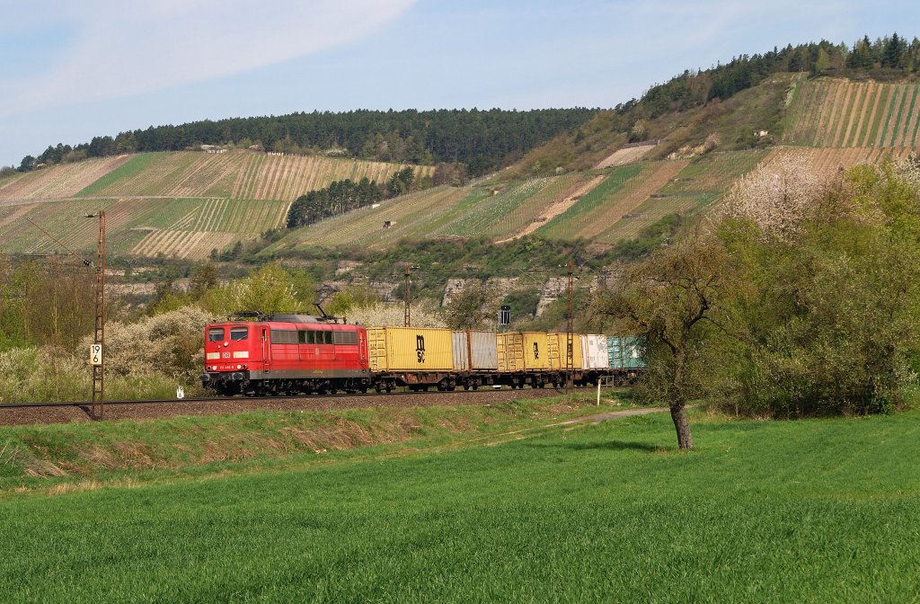 151 085 mit Containerzug bei Himmelstadt (22.04.2010)