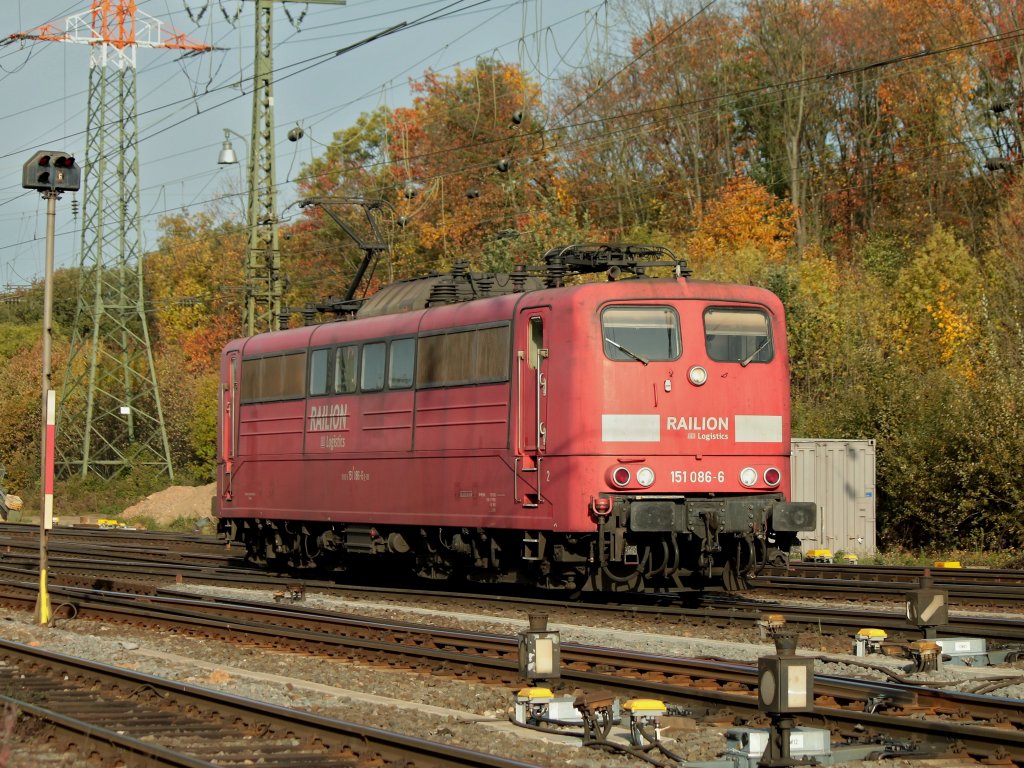 151 086-6 am 27.10.2011 vor herbstlicher Kulisse in Gremberg.