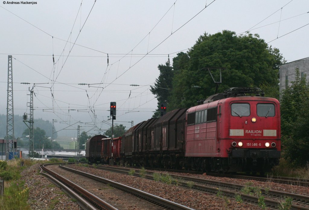 151 086-6 mit dem FZT 55834 (Villingen-Offenburg Gbf) bei der Durchfahrt St.Georgen (Schwarzw) ber Gleis 3 7.9.10