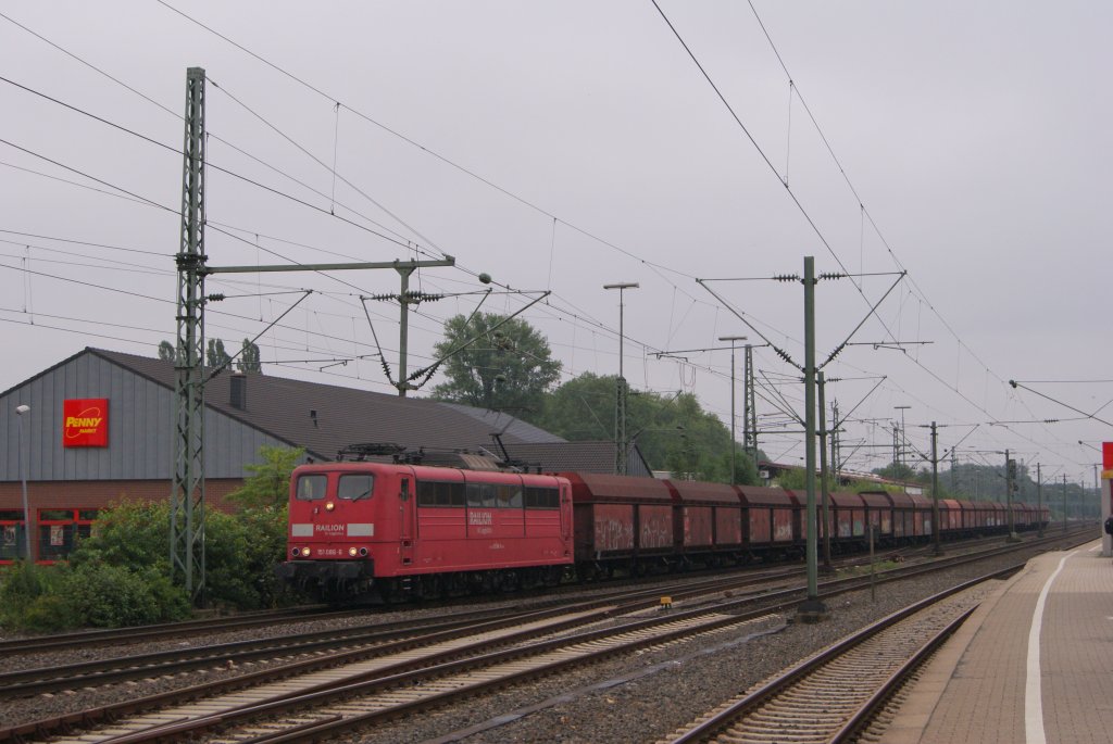 151 086-6 mit einem Kohlezug in Dsseldorf-Eller am 26.06.2011