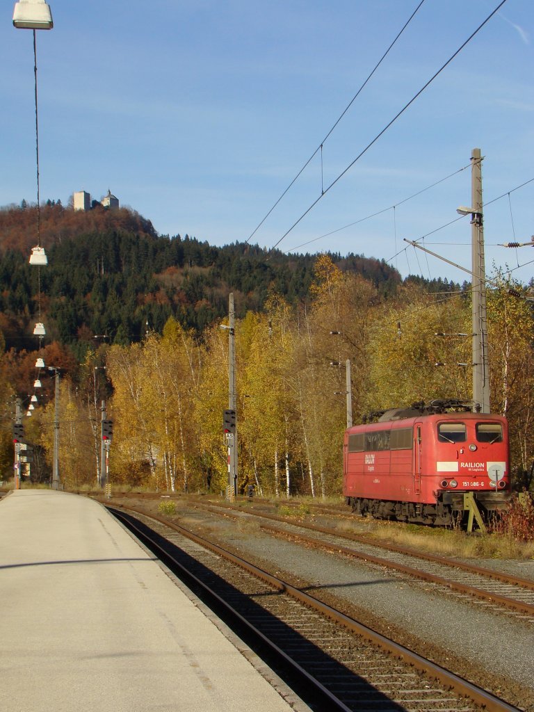 151 086-6 mit rote Brckenrahmen in Kufstein. In Hintergrund ist die Thierberg Kapelle zum sehen. 05.11.2010