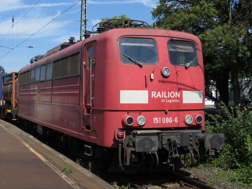 151 086-6 stand am 20.8.2011 abgebgelt im Bahnhof Unkel( Rhein ) auf Gleis 3.