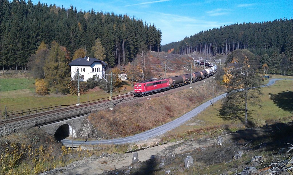 151 086 schiebt am 20.10.2012 einen gemischten G�terzug (gezogen von 185 142) durch den Frankenwald �ber die Frankenwaldrampe. 