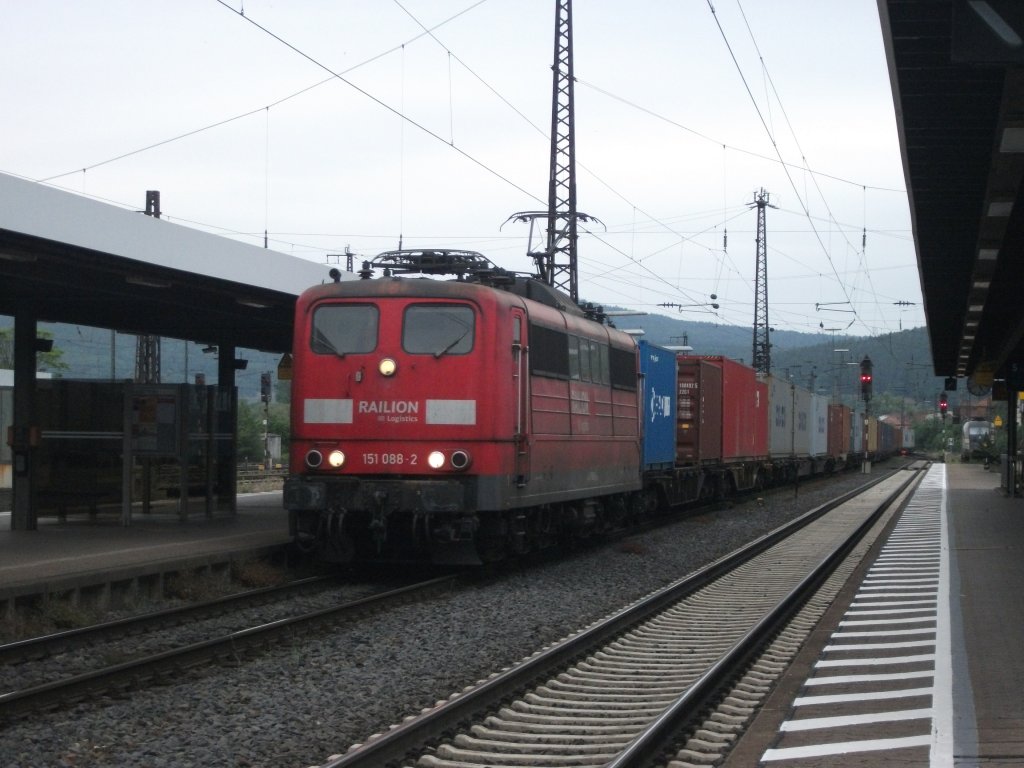 151 088 zieht am 1.Juni 2011 einen Containerzug durch Gemnden(Main) Richtung Wrzburg.